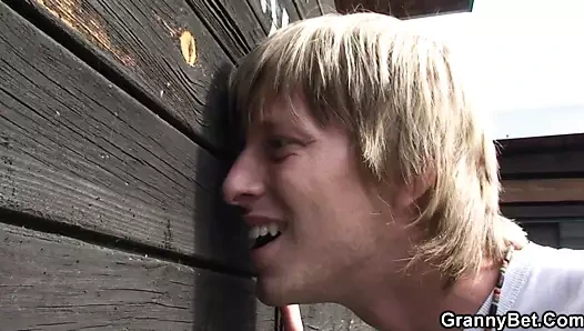 Busty eski nine alır çivilenmiş üzerinde kamu