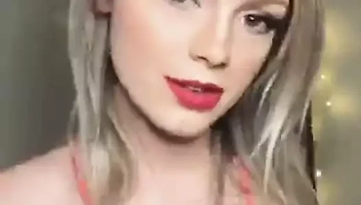 Kırmızı dudaklı ve büyük göğüslü sarışın