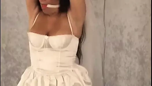 Yardım edin, biri beni bağladı ve ağzımı tıkadı