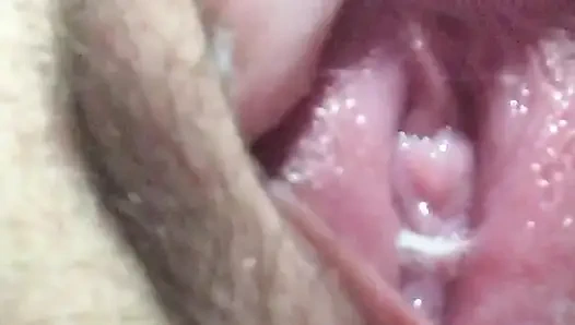 Oyuncağımla oynadıktan sonra amımın yakın sırılsıklam ıslak bir şekilde dölümle titreşmesini görmek ister misin?