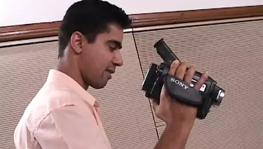 Azgın milf, kocasının yaramaz olmasını filme sağlar