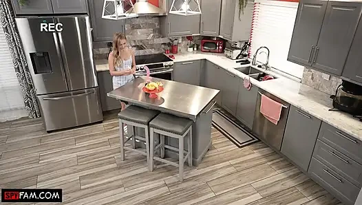 Отчим использует меня как его личную игрушку для траха