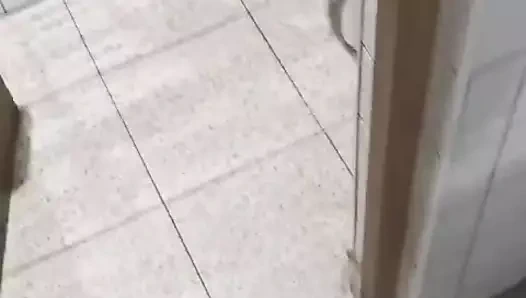 Tuvalette laba'ya bakıyor