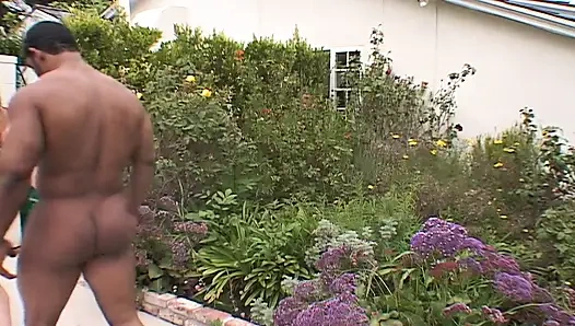 Sarışın canavar zenci yarağını emiyor ve sonra ağzına boşalıyor