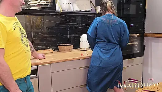Erkek arkadaşımın kahvesini yapıyorum... Ama o beni sevmeyi tercih ediyor ve ben bardağa sıkıyorum