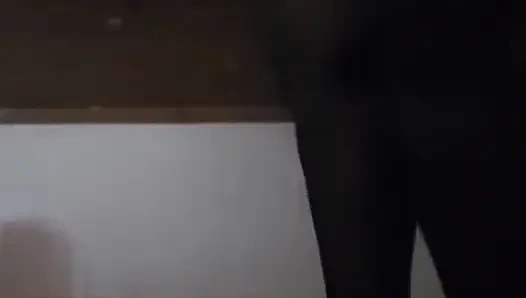 Genç üniversiteli kız kamera önünde mastürbasyonun tadını çıkarıyor