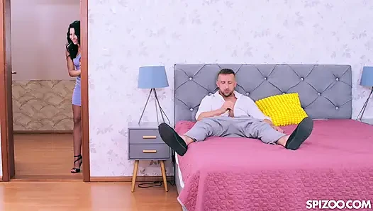 Lilly bella oda arkadaşıyla savunmasız an