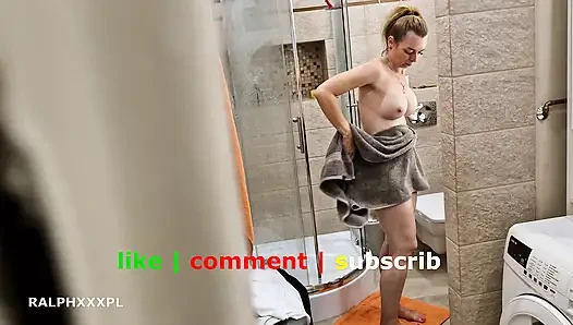 Üvey annemin duş alırken mastürbasyon yaparken izliyorum