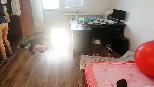 Amatör Kadın Kıyafetlerini Denerken Ve Keserken Eğleniyor.