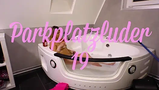 Büyük götlü sarışın banyoda ağzına püskürtülür