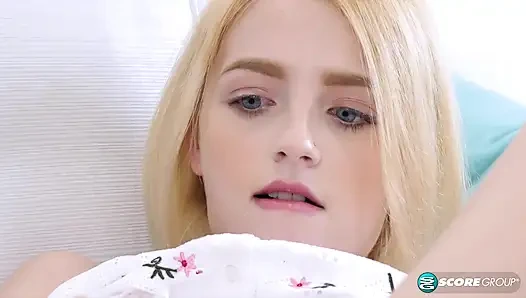 Sarışın Kate Bloom'un piercingli mavi gözleri, küçük göğüsleri ve