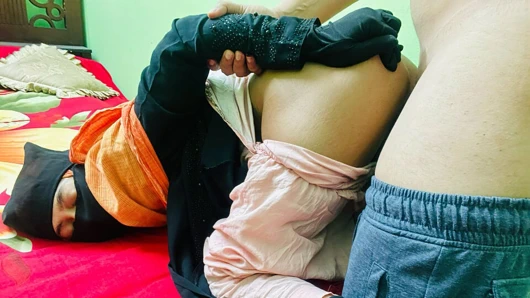 Güzel teyzeyle sikişiyor