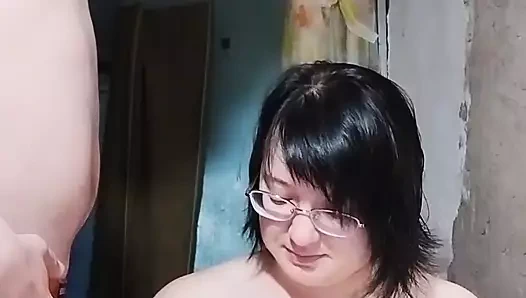 Büyük memeli tombul orta yaşlı seksi kadın banyoda işedi