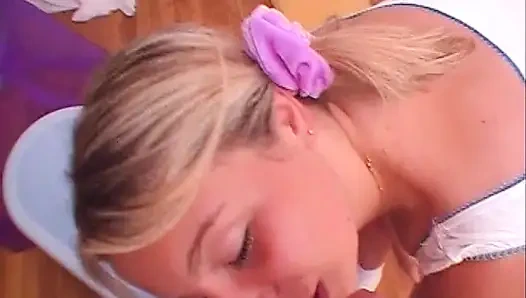 Fransız sarışın hatun bakış açısıyla dolu yarak üzerinde zıplıyor