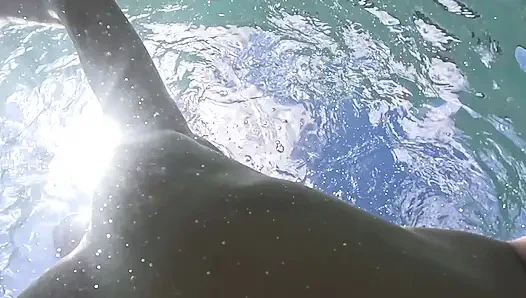 Çıplak orta yaşlı seksi kadın su altında anal tıkaçla yüziyor