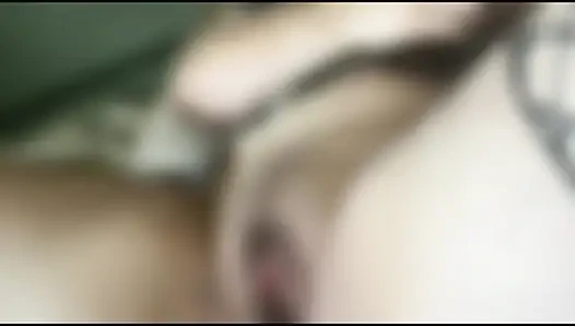 Sigara içiyor ve fatpussy ile oynuyor