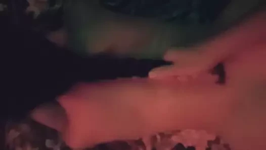 Neon ışıklarında karısı ve arkadaşı