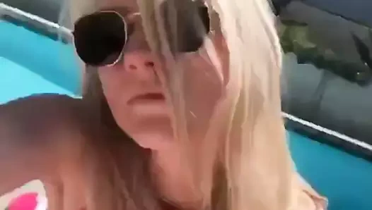 Emily kinney dans eden selfie.