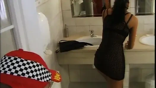 Güzel seksi klasik orta yaşlı seksi kadınlar büyük azgın yaraklarla sikiliyor ve boşalıyor