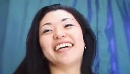 Asya becerdin tarafından siyah giyer the Pearl Necklace