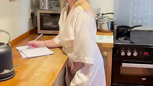 Marie ıslak amcığını parmaklıyor ve açıyor!