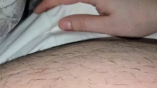 Beyaz külotlu üvey oğlu üvey annesinin eliyle sikine dokunuyor