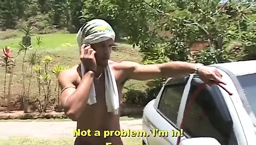 Azgın kaslı adam Hugo Fragg açık havada güneş yanığı ikiz dölü sikiyor