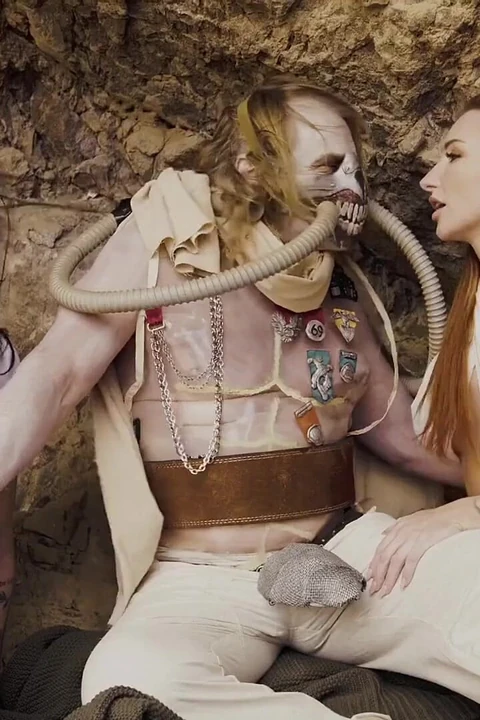 Furiosa умоляет, чтобы ее трахнул большой член (Madi Collins) - порно косплей-пародия Furiosa