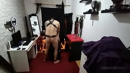 Esmer orta yaşlı seksi kadın lateks içinde maskeli köleyi domine ediyor