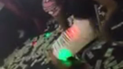 Kızlar bir barda seksi dans ediyor.mp4