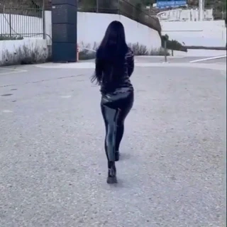 Parlak siyah şişme mont ve deri tayt