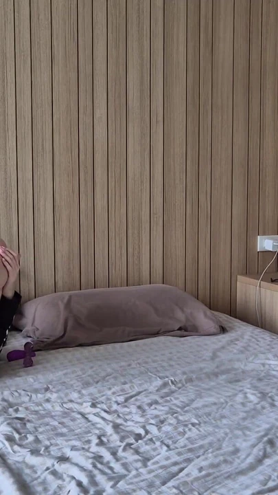 Обязательный для обмена момент из "Наблюдая за моей возбужденной сводной сестрой, трахающей пальцами - она заставила меня присоединиться"