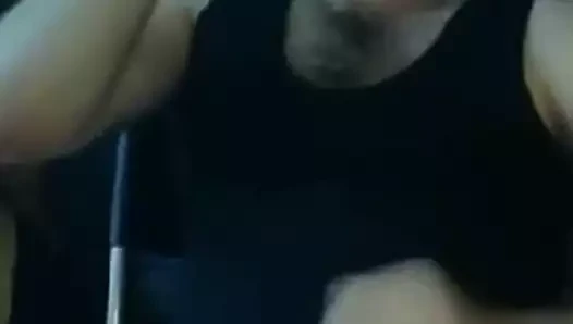 Çok yakışıklı Türk ahbap telefonda konuşurken okşayarak