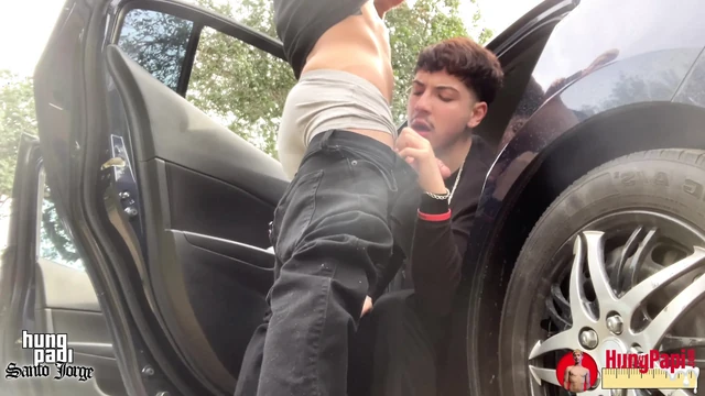 Застукали за сосущей большой хуй необрезанный член с большой елдой, Papi на улице!