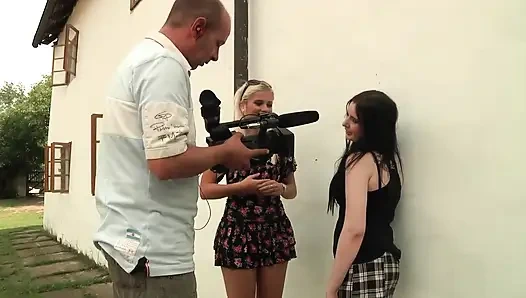 İki kız iki adam - gırtlağına kadar sakso ve sert sikiş grup seks