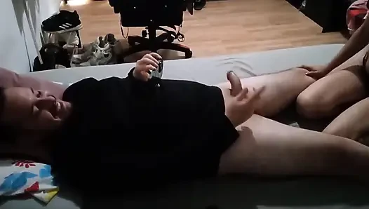 Heyecanlı genç kadın eski erkek arkadaşının intikamı için komşusunun yarağına biniyor