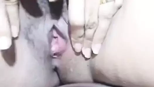 Pinay evli kadın saçını amcıkla oynuyor