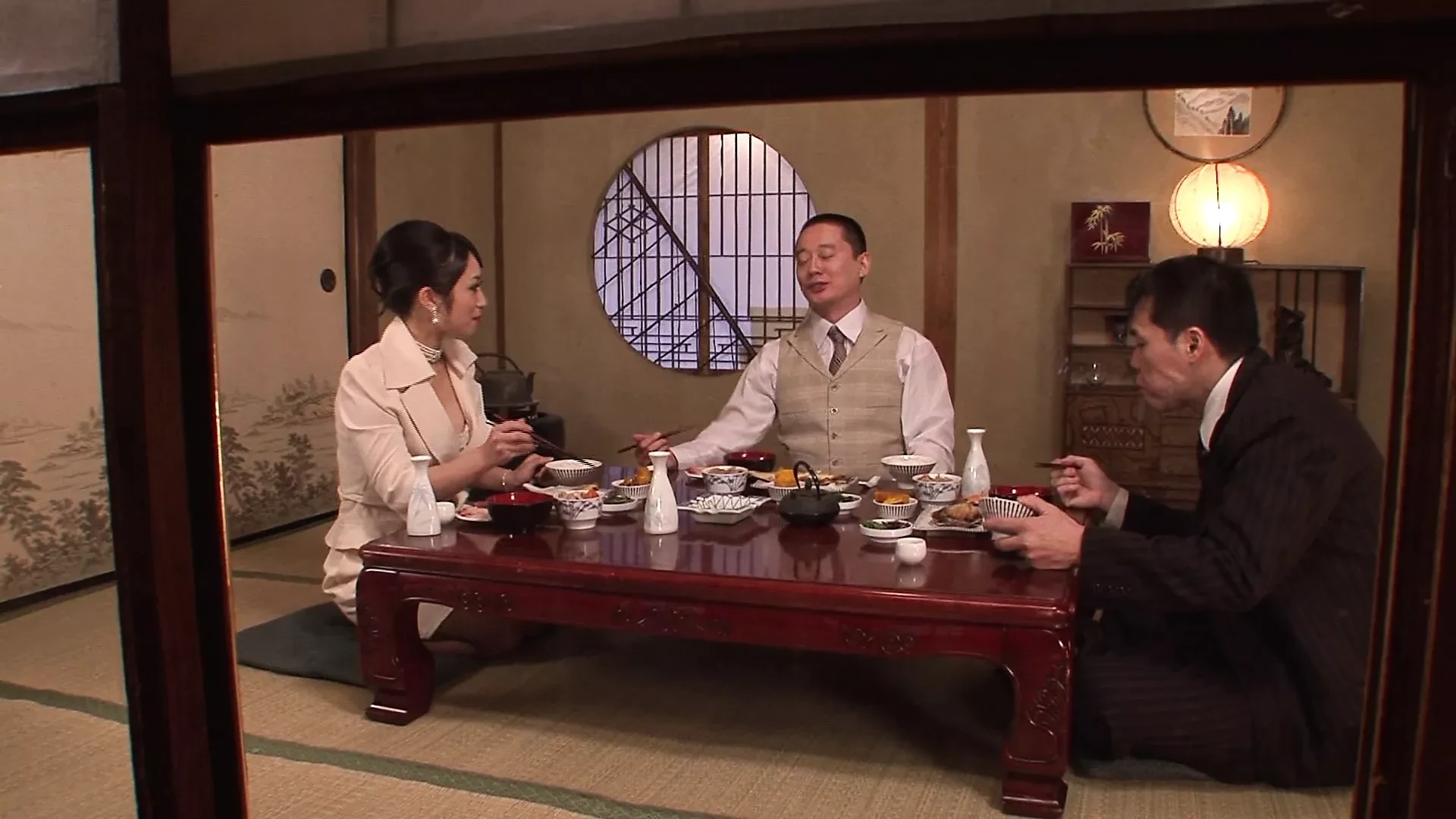 Aile yemeği kızıştı! Japonlar görgü kurallarını unutup üçlü seks yapıyor!