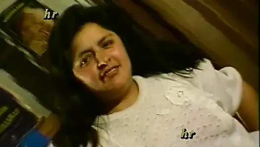 Maskeli ve orta yaşlı seksi kadın kıllı amcıklı klasik İtalyan pornosu -