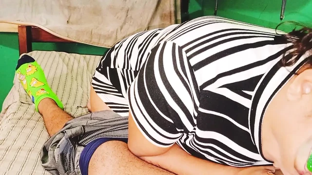 Моя теща делает мне отличный минет, и я сосу ее ступни.