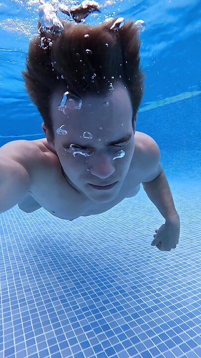 Fit twink çıplak havuz eylemi
