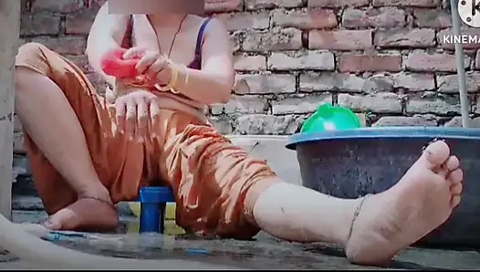 Sevimli yumuşak ateşli seksi video köyü ateşli kız banyo yapıyor