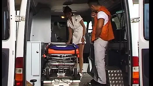 Mükemmel Alman nurse ambulansta büyük yarağa biniyor
