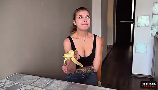 Üvey kızkardeş üvey kardeşinin sikini hayal etti ve gerçekte denemeye karar verdi