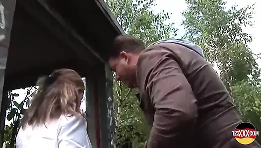 Güzel kız biri onun emmesini ve sikişmesini izlerken azıyor