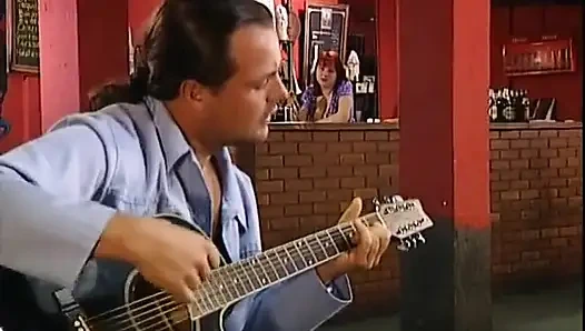 Büyük memeli kızıl saçlı bebek müzik kulübünde sikişiyor