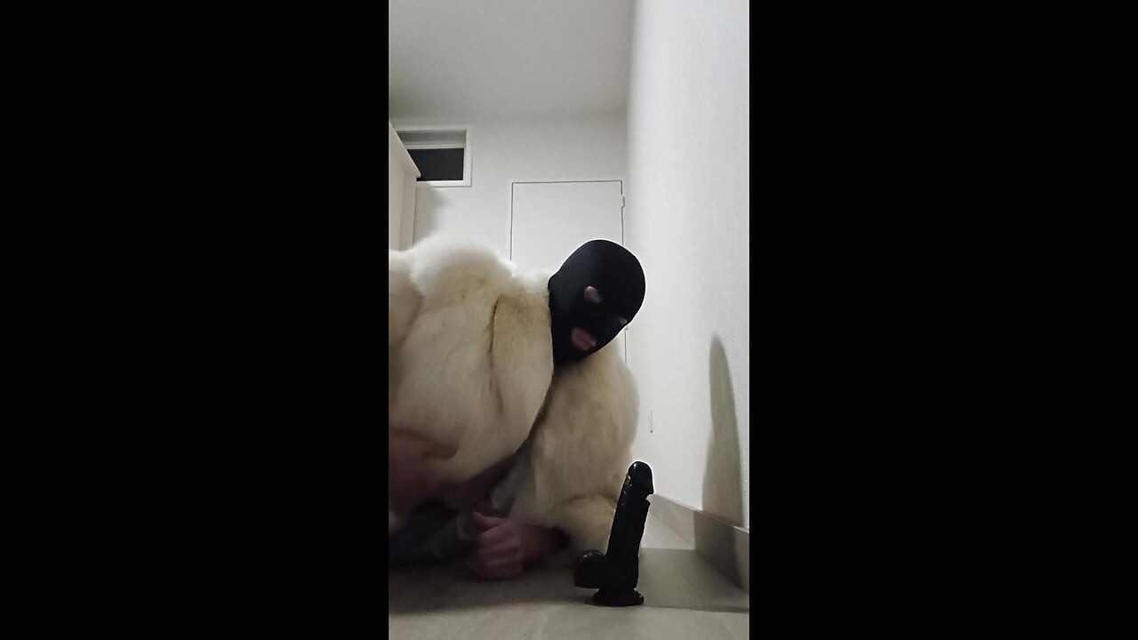 Kürklü kadın kılıklı sürtük gırtlağına kadar alıyor ve dildoya biniyor