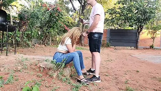 Büyük götlü latin halka açık parkta emiyor