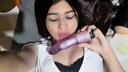 Azgın kız seks oyuncağıyla mastürbasyon yapıyor, gerçek ev yapımı