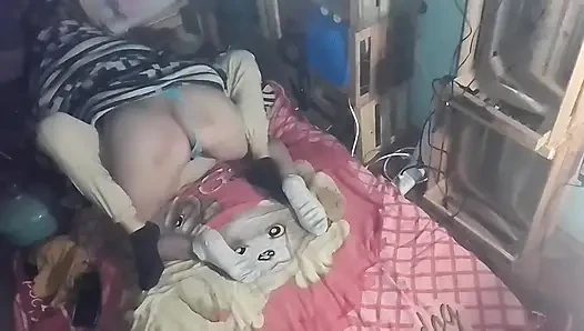 Battaniyenin altında onu öpüyorum ve ona dokunuyorum
